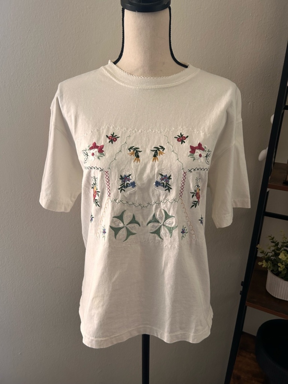 Vintage White Embroidered Floral Short Sleeve 100% Cotton Tee Grannycore Coastal